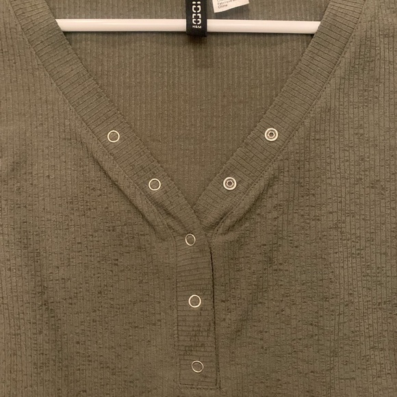 Olive Green Buttoned V-Neck Midrift Crop Top - Picture 3 of 3